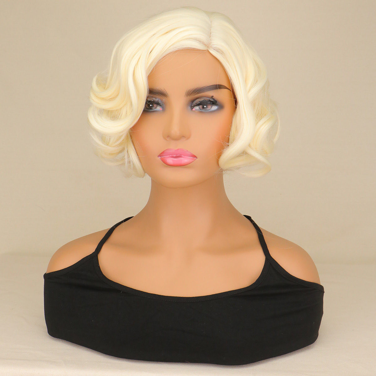 Women'S Accessories In The 1950S - 女性合成ショートカーリーヘアブロンド混合ウィッグ女性 1950 年代ウィッグ 60 年代コスプレウィッグハロウィンコスチューム女性のための