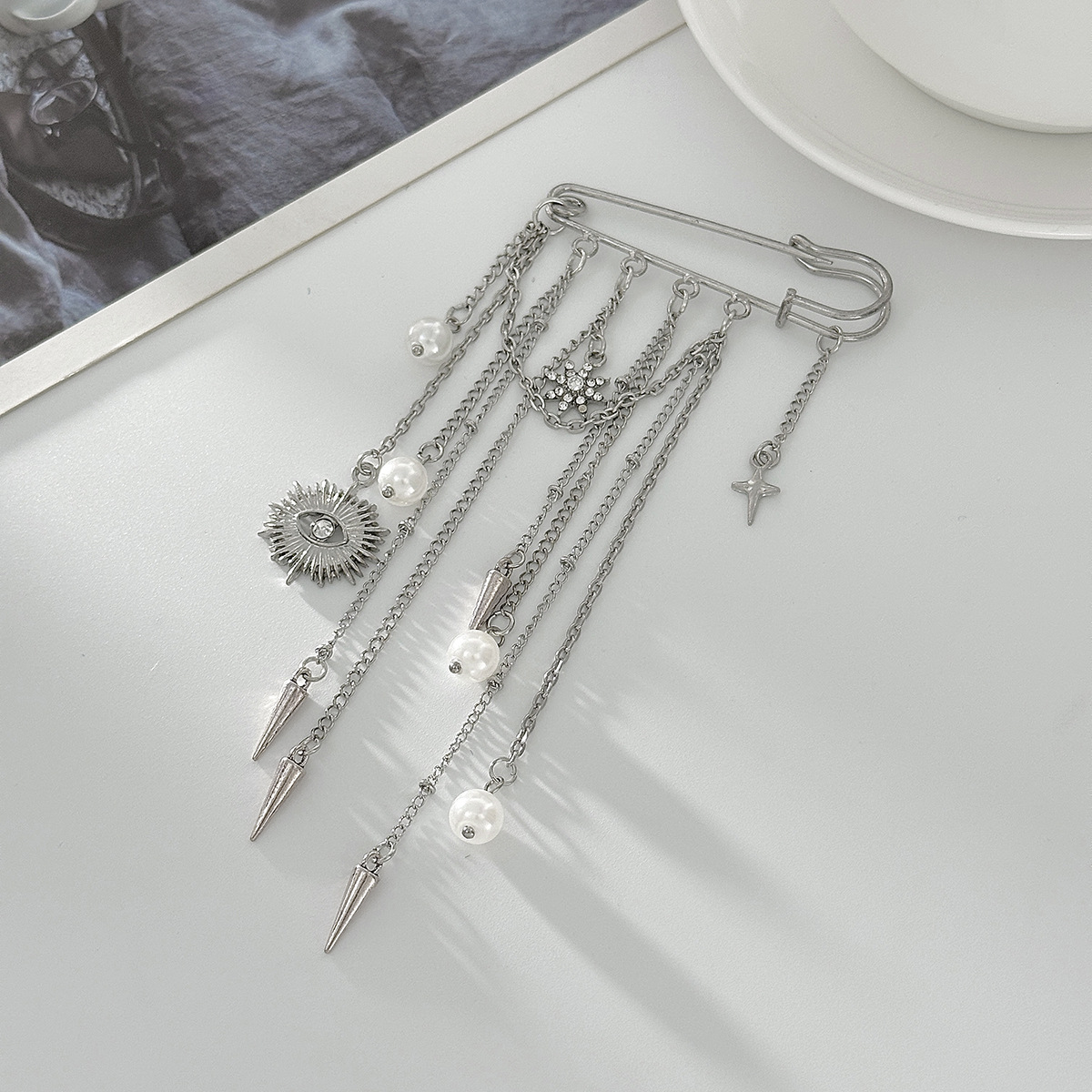 模造真珠ブローチエレガントなリベットブローチ悪魔の目ブローチ - Women'S Accessories For Formal Wear のレビューと価格