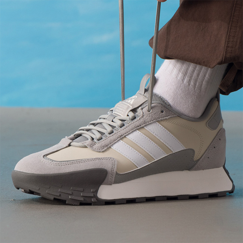 アディダス ベージュ グレー スエード ハイキング スニーカ - Women'S Accessories Adidas のレビューと価格